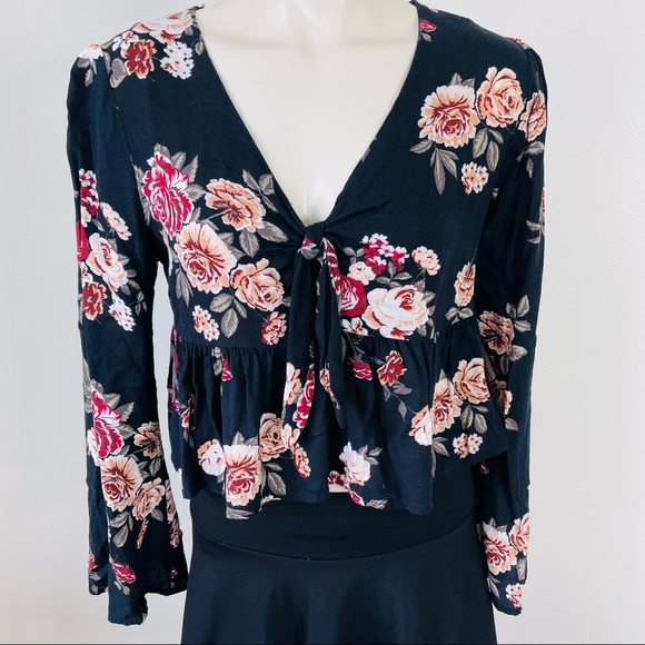 ONE CLOTHING Long sleeve crop top FLORAL knit V-neck PEPLUM blouse BLACK KNOT M - Picture 3 of 11
